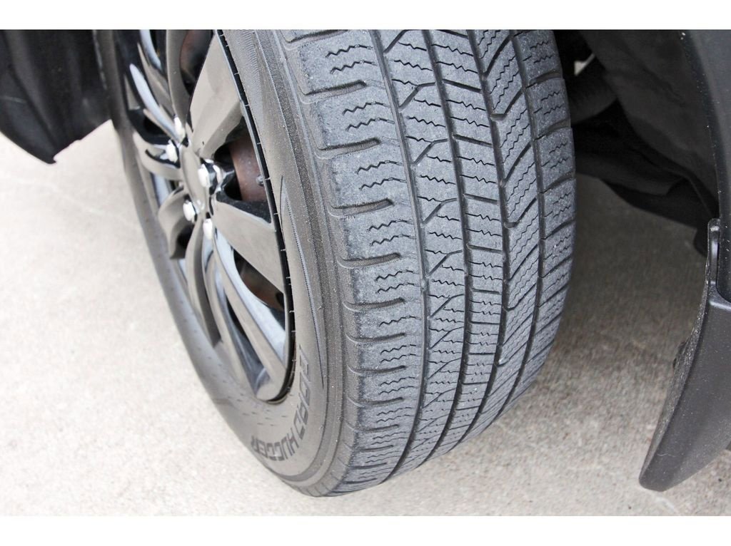 Used 2020 Nissan Kicks S image 31