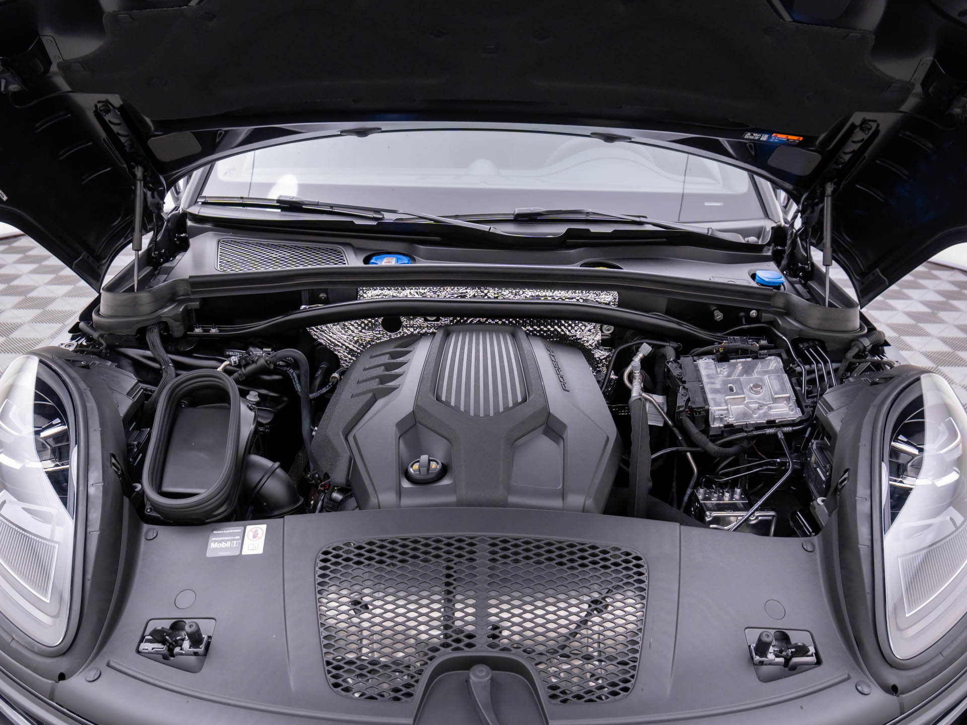 Certified 2026 Porsche Macan AWD/4WD image 31