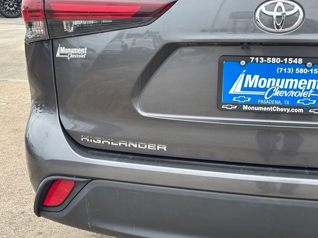 Used 2024 Toyota Highlander LE AWD/4WD image 11