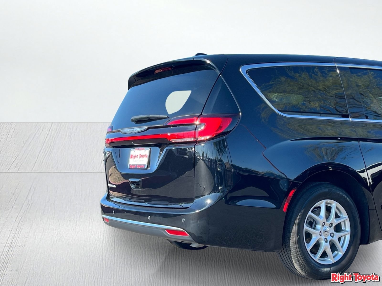 Used 2025 Chrysler Pacifica Select FWD image 11