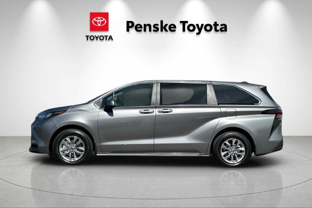 New 2026 Toyota Sienna LE FWD image 7