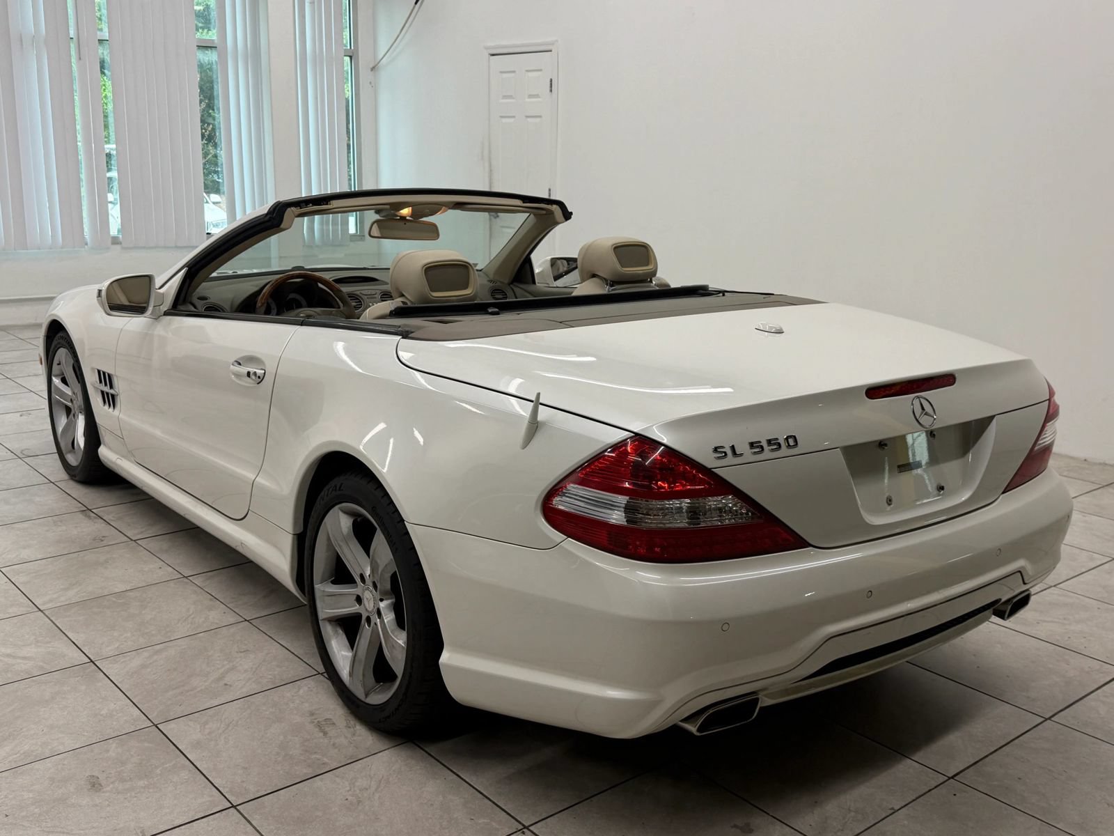 Used 2009 Mercedes-Benz SL 550 image 7