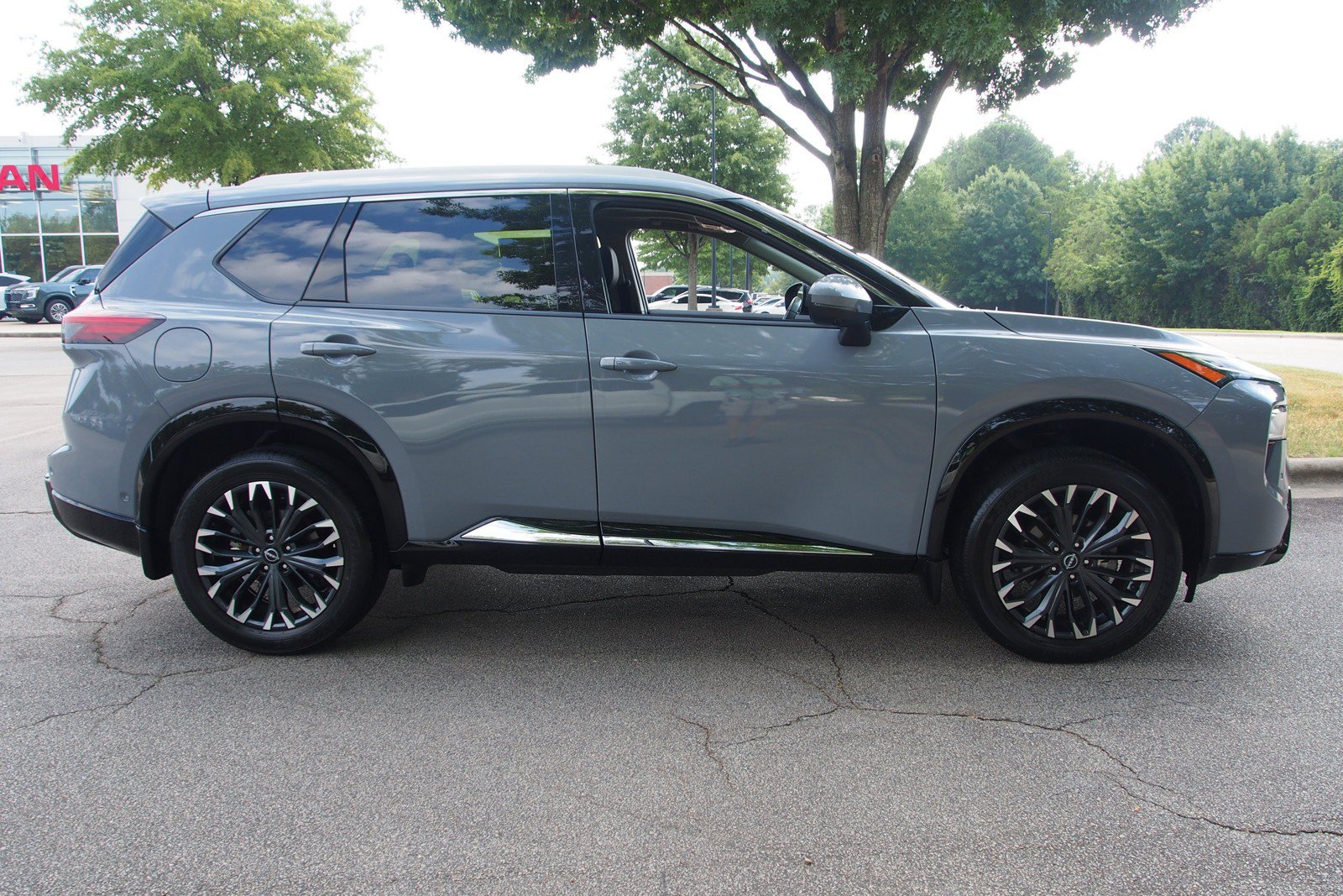 Used 2024 Nissan Rogue Platinum FWD image 8