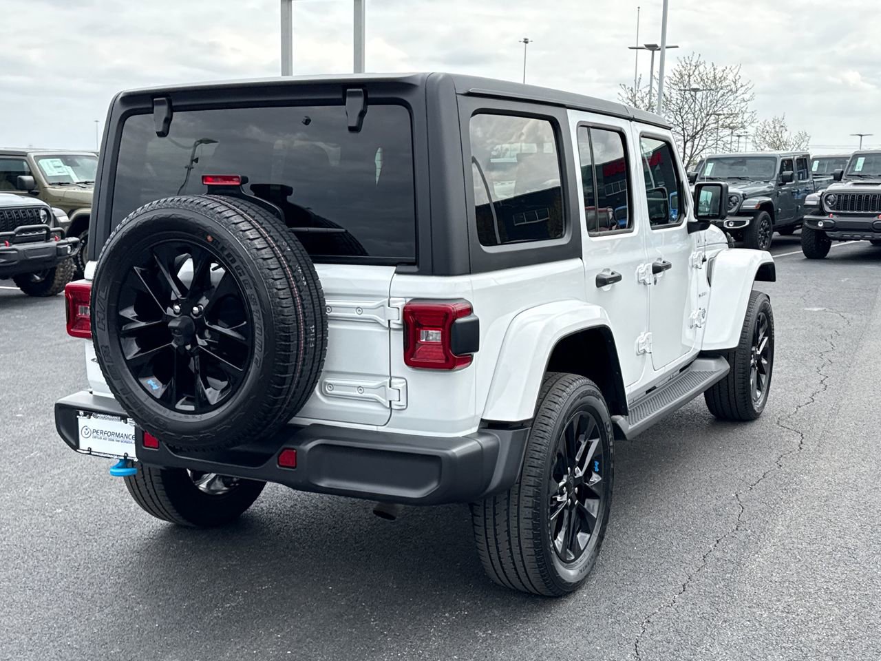 Used 2023 Jeep Wrangler Unlimited Sahara w/ Cold Weather Group AWD/4WD image 3