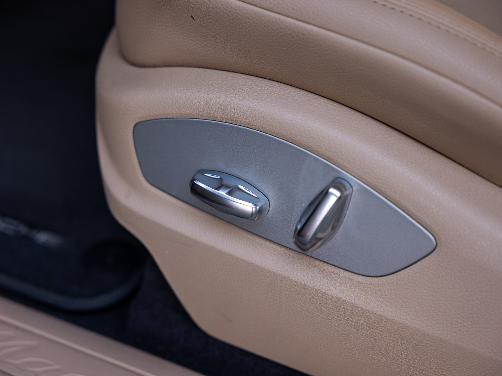 Certified 2023 Porsche Macan AWD/4WD image 28