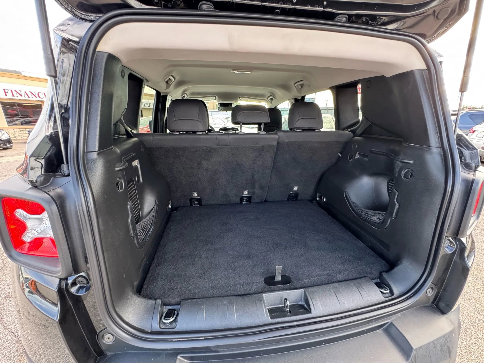Used 2018 Jeep Renegade Latitude FWD image 24
