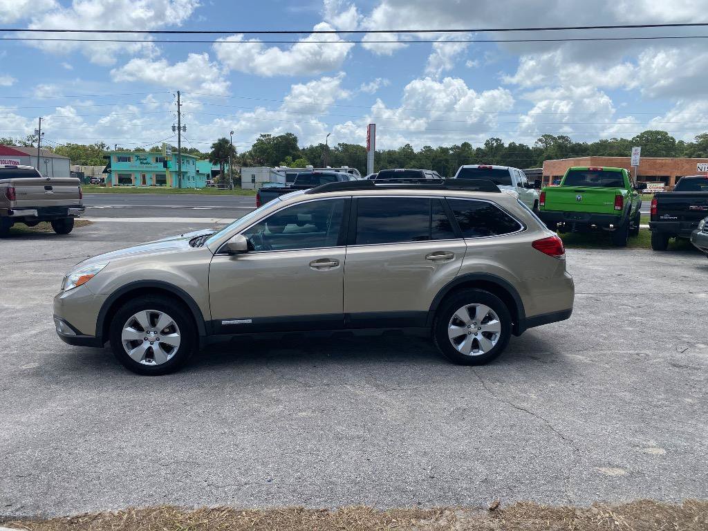 Used 2010 Subaru Outback 2.5i Premium AWD/4WD image 1