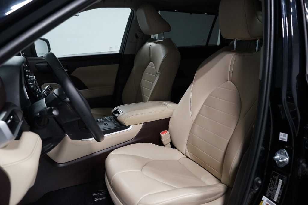 Used 2020 Toyota Highlander XLE FWD image 25