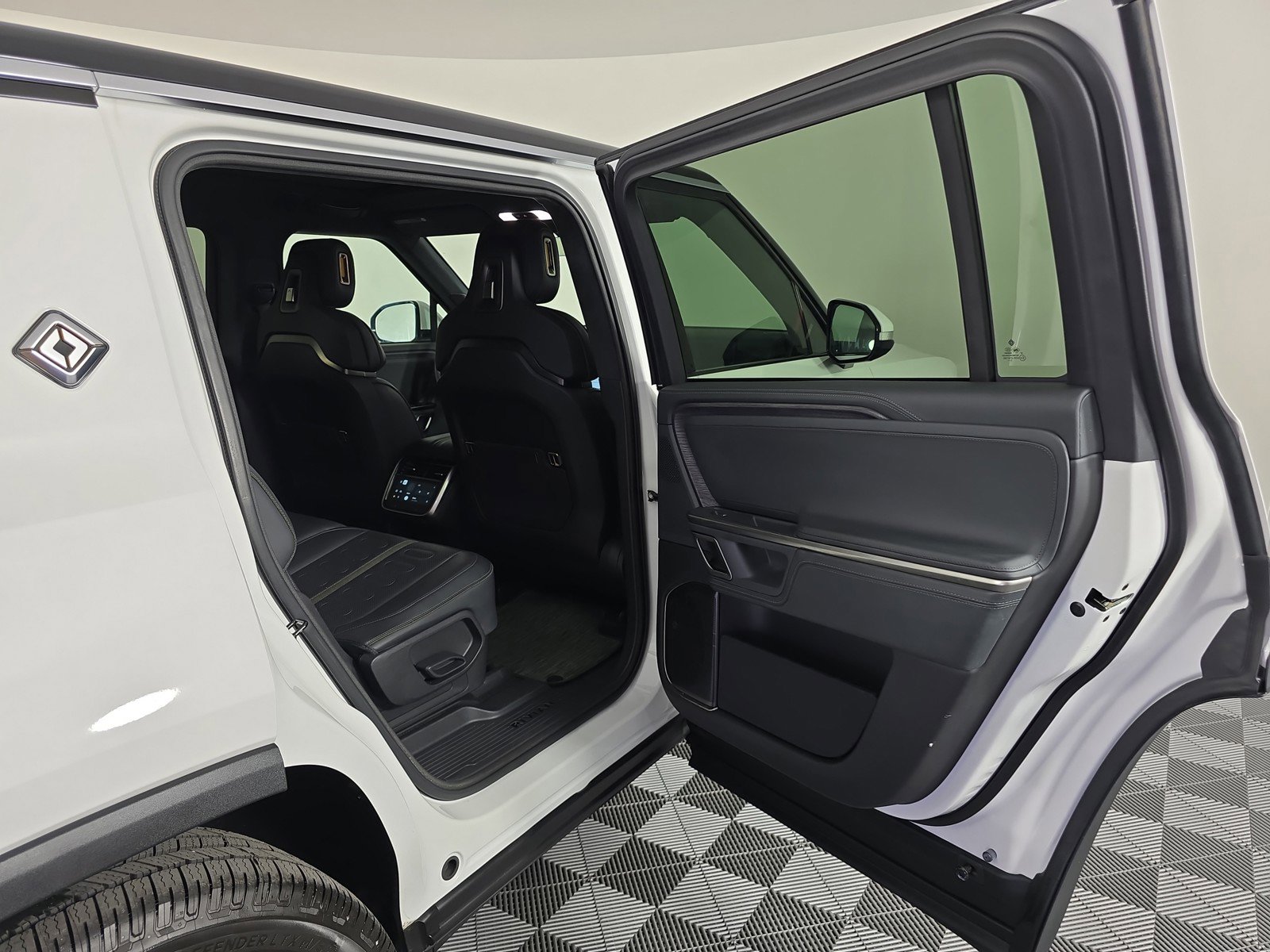 Used 2024 Rivian R1S Adventure AWD/4WD image 19
