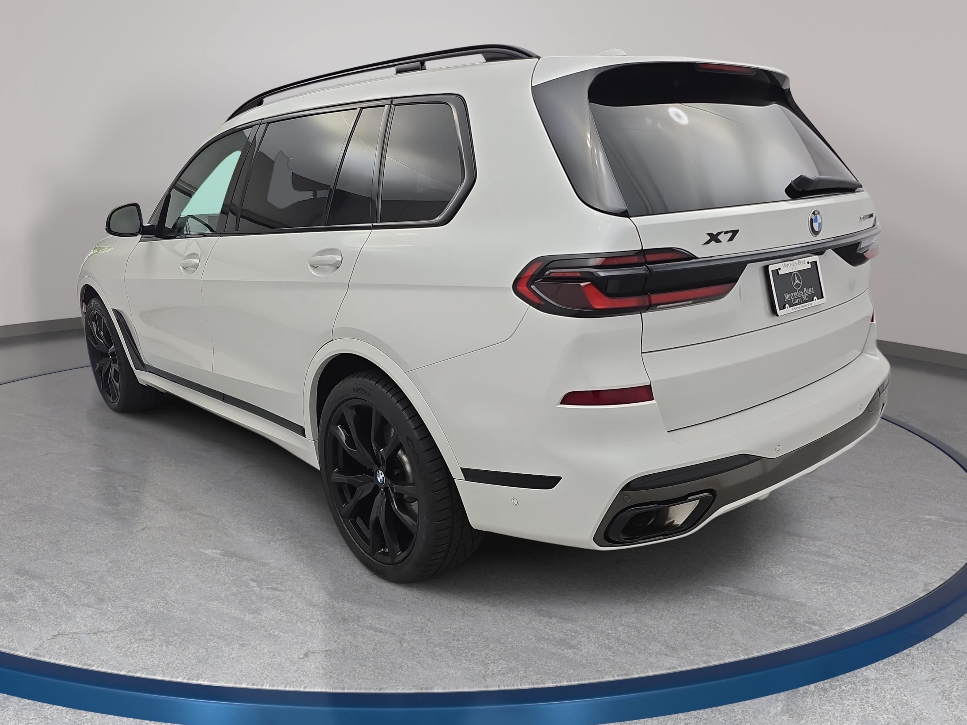 Used 2024 BMW X7 xDrive40i w/ M Sport Package AWD/4WD image 7