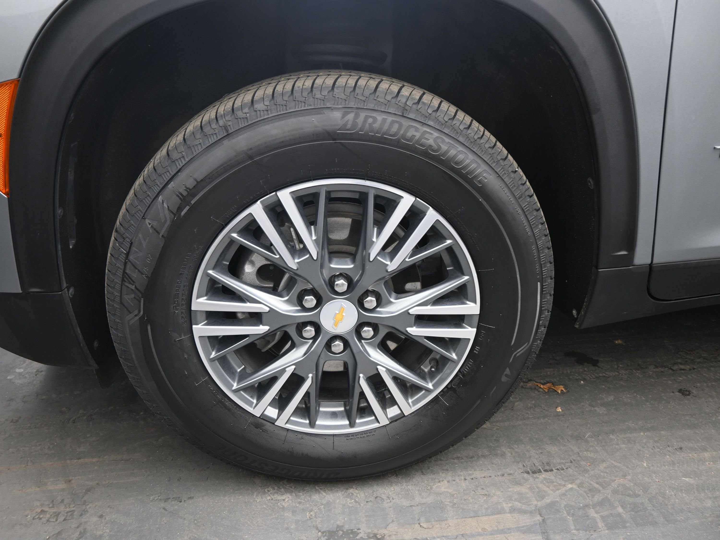 Used 2025 Chevrolet Traverse LT image 11