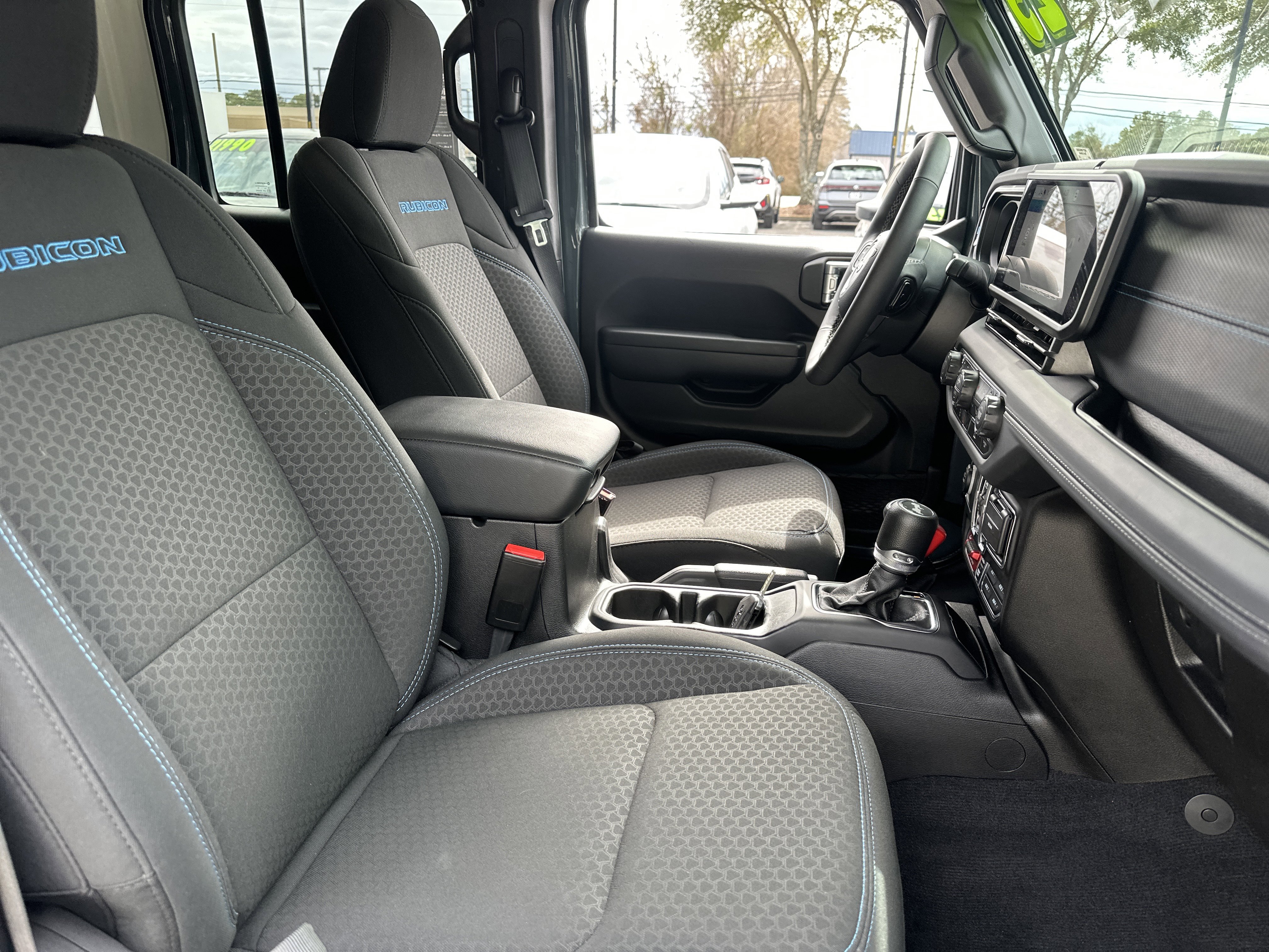 Used 2025 Jeep Wrangler Unlimited Rubicon 4xe w/ Convenience Group AWD/4WD image 13