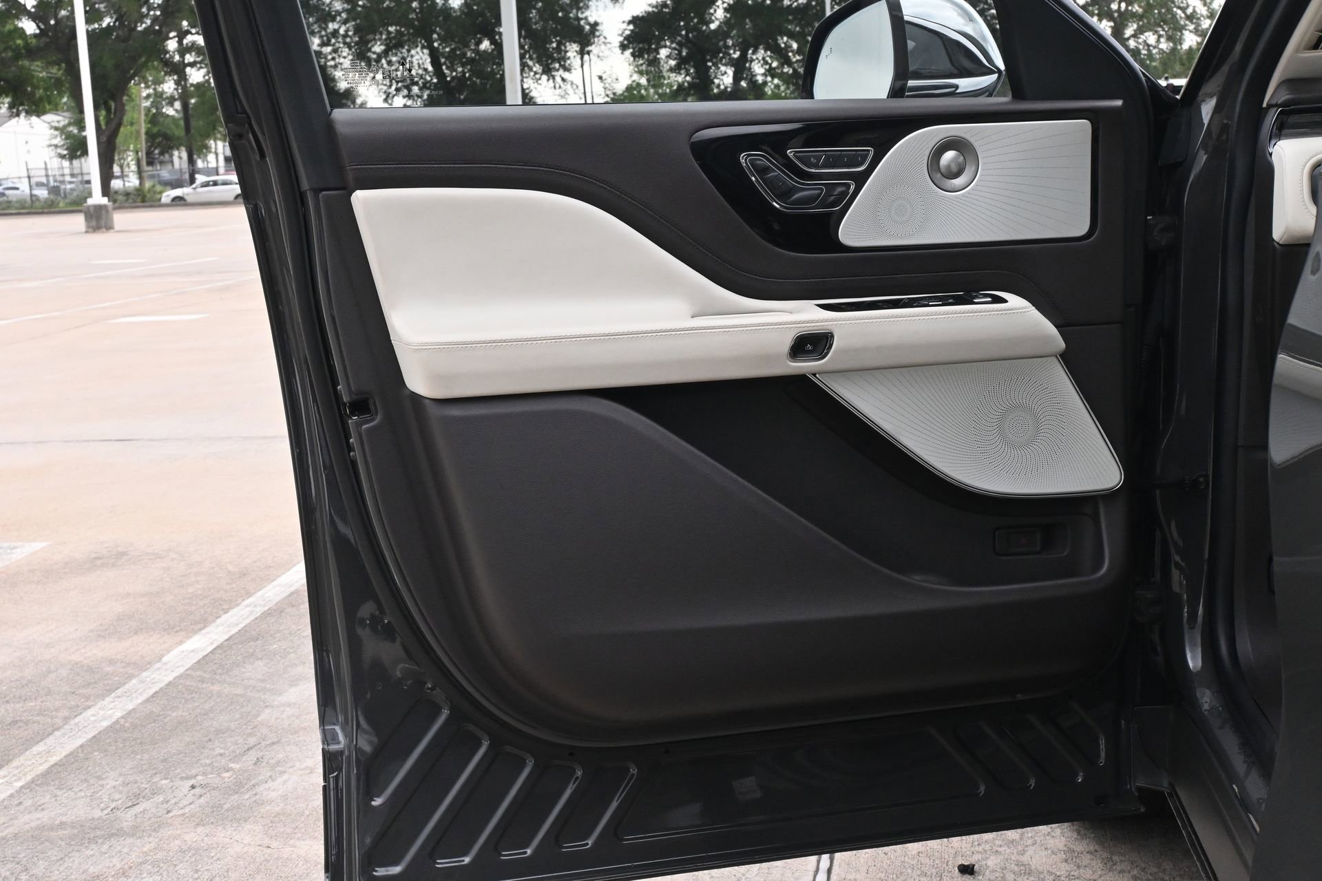 Used 2022 Lincoln Aviator Black Label w/ Class IV Trailer Tow Package AWD/4WD image 19