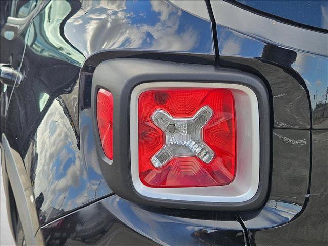 Used 2016 Jeep Renegade Limited FWD image 12