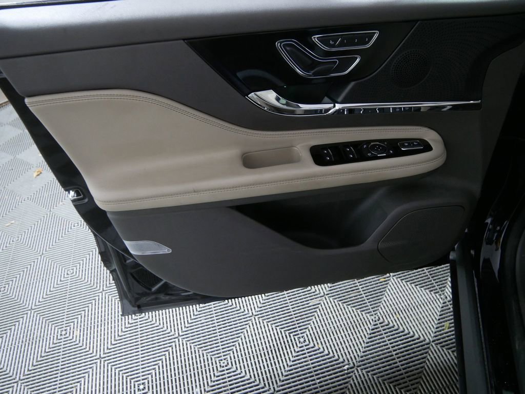 Used 2023 Lincoln Corsair Reserve w/ Jet Appearance Package image 12