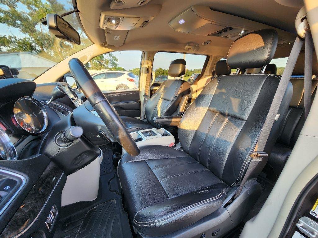 Used 2014 Chrysler Town & Country Touring w/ Driver Convenience Group FWD image 14
