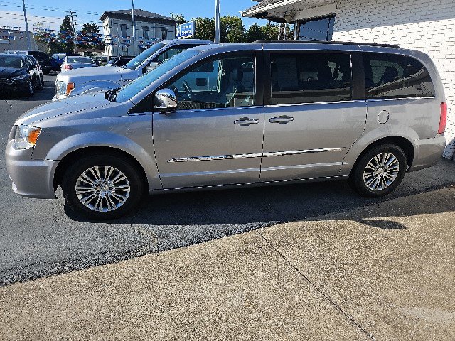 Used 2014 Chrysler Town & Country Touring-L image 4