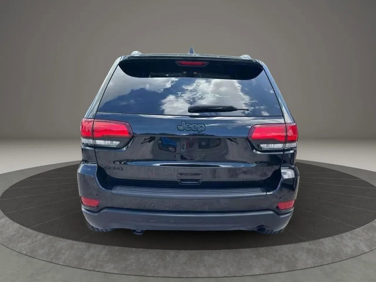 Used 2019 Jeep Grand Cherokee Laredo AWD/4WD image 4