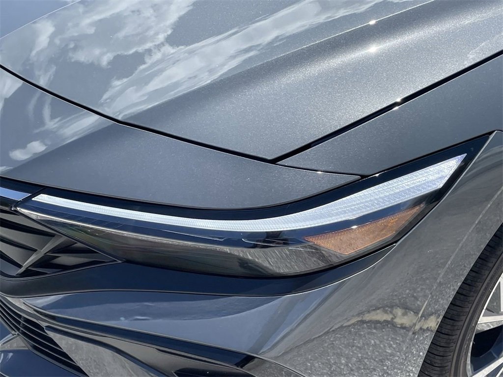 New 2025 Hyundai Elantra Limited image 16