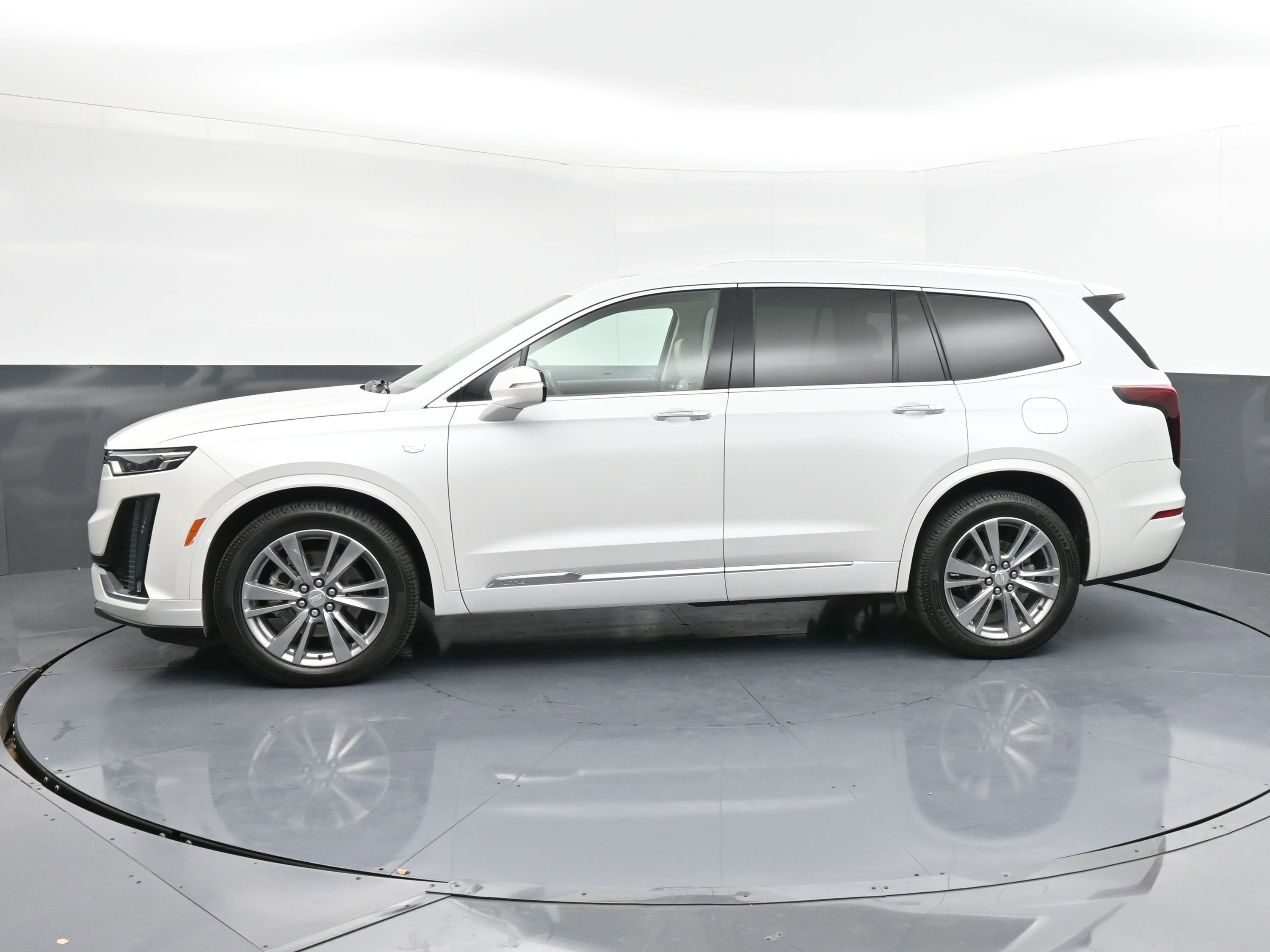 Used 2023 Cadillac XT6 Premium Luxury image 5