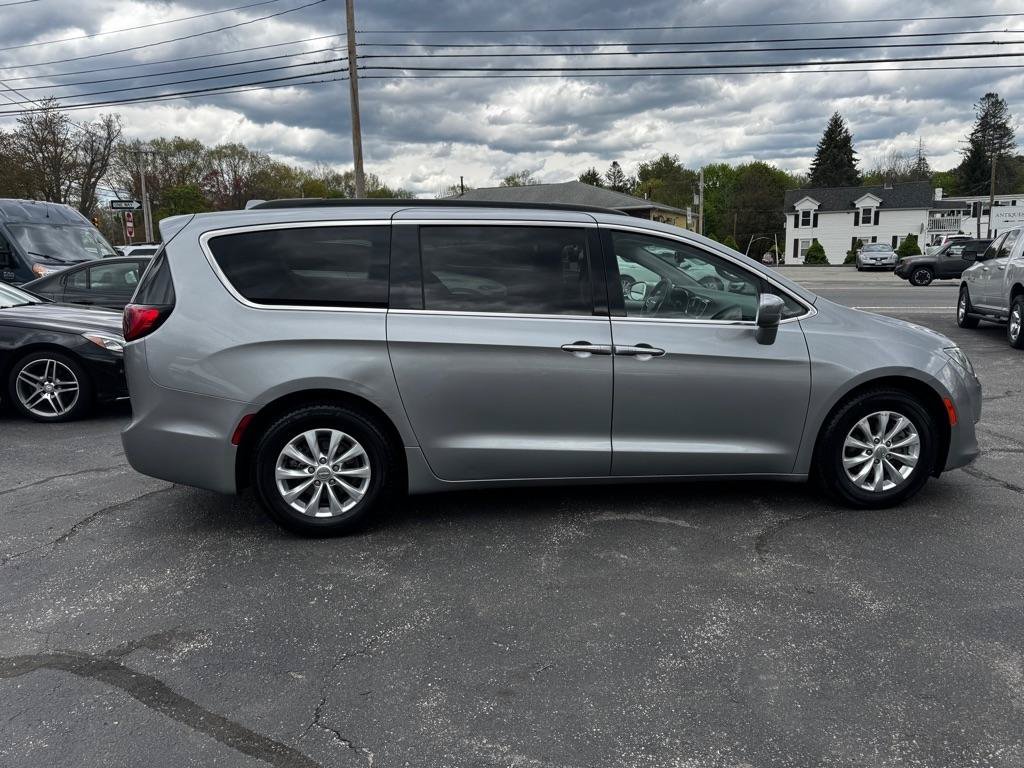 Used 2018 Chrysler Pacifica Touring Plus FWD image 7