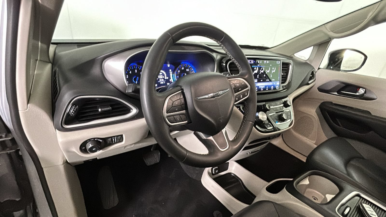 Used 2024 Chrysler Pacifica Touring-L FWD image 15