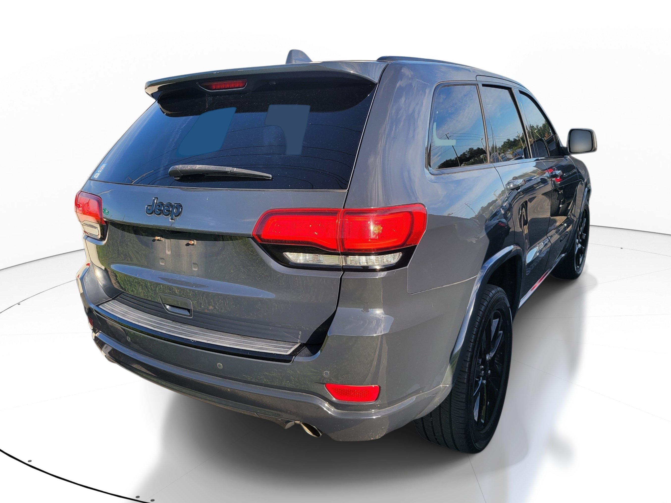 Used 2018 Jeep Grand Cherokee Altitude RWD image 3
