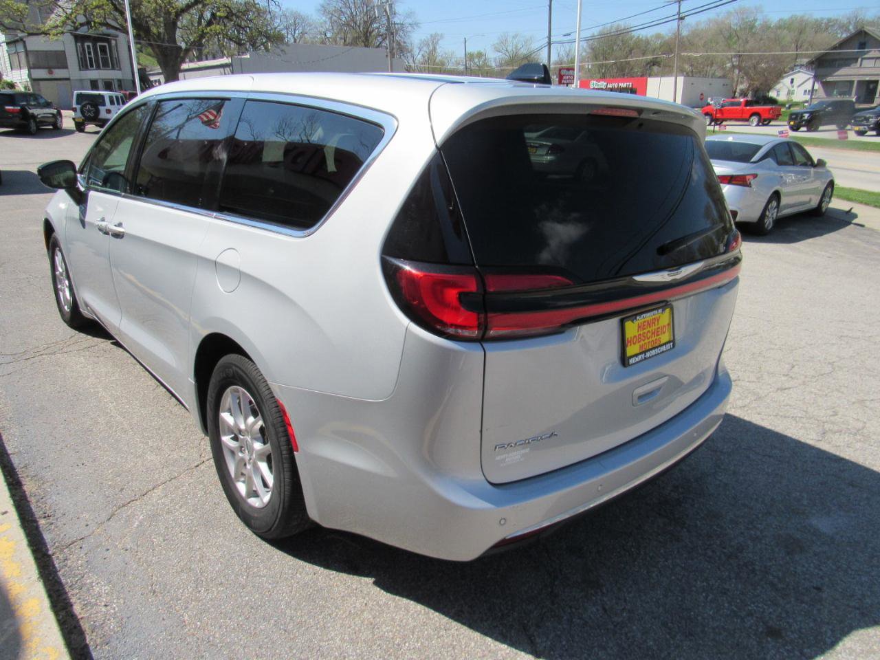 Used 2024 Chrysler Pacifica Touring-L FWD image 11