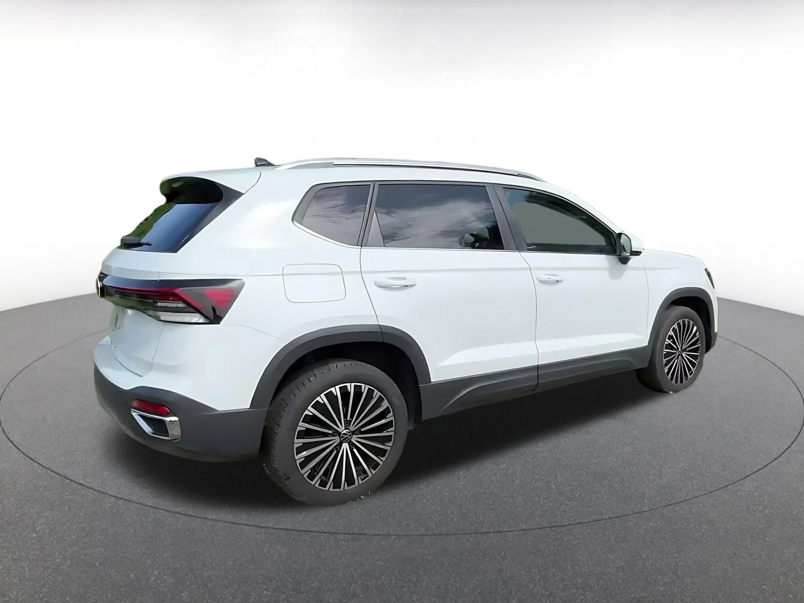 Used 2025 Volkswagen Taos SE FWD image 14