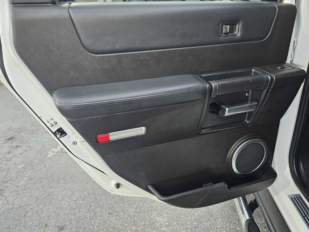 Used 2005 HUMMER H2 w/ Preferred Equipment Group image 8