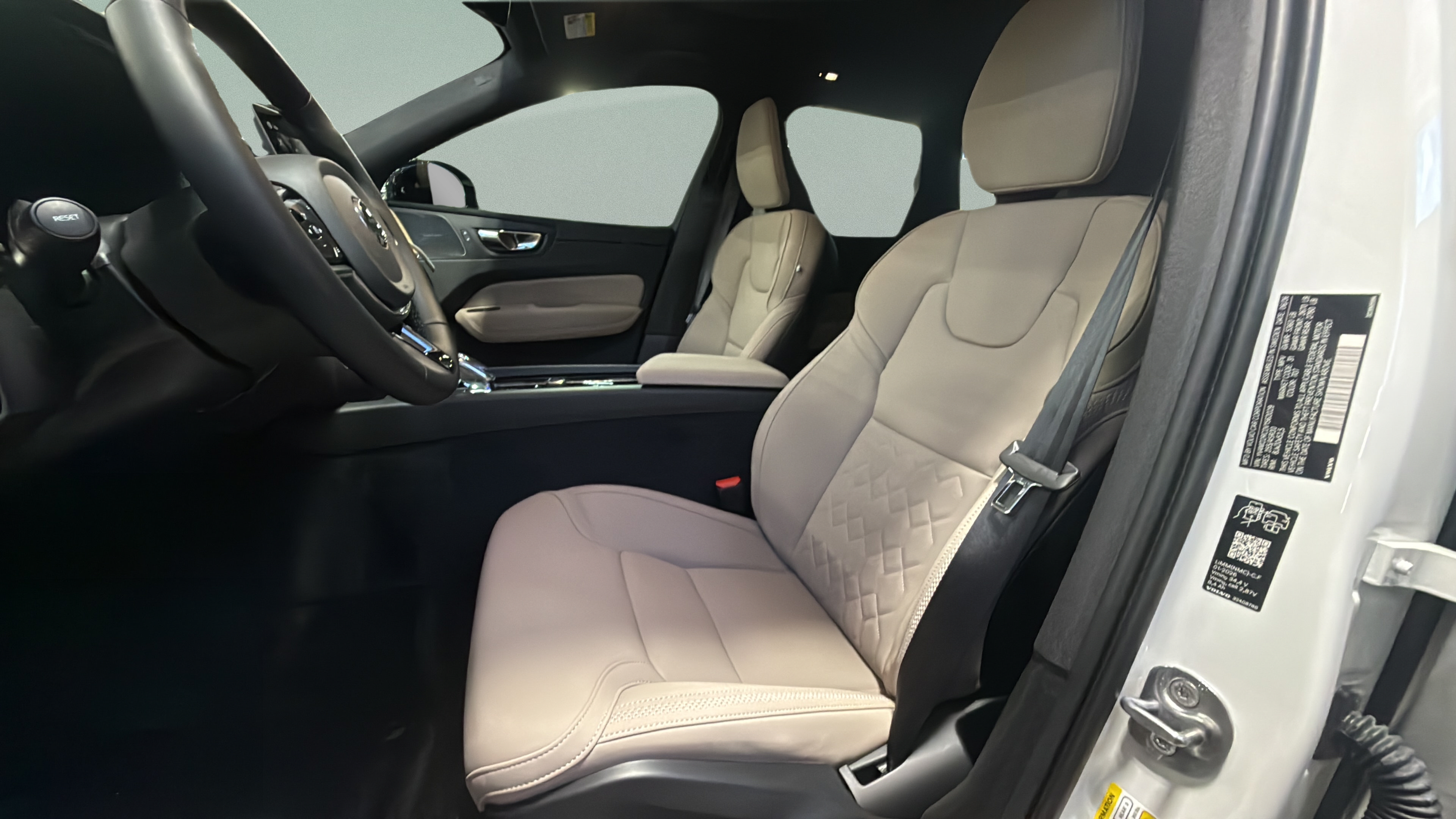 New 2027 Volvo XC60 B5 Plus AWD/4WD image 16