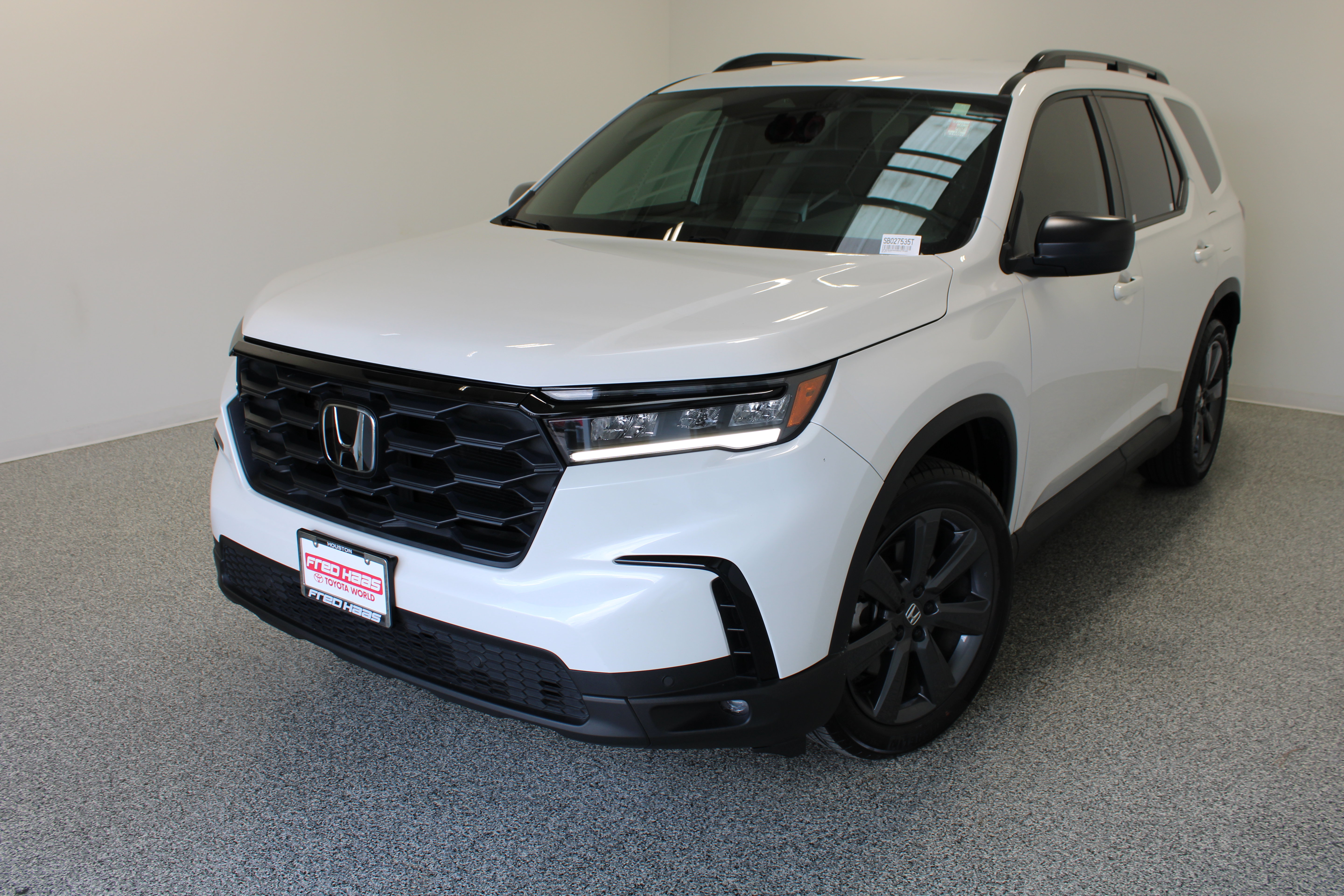 Used 2025 Honda Pilot Sport image 2