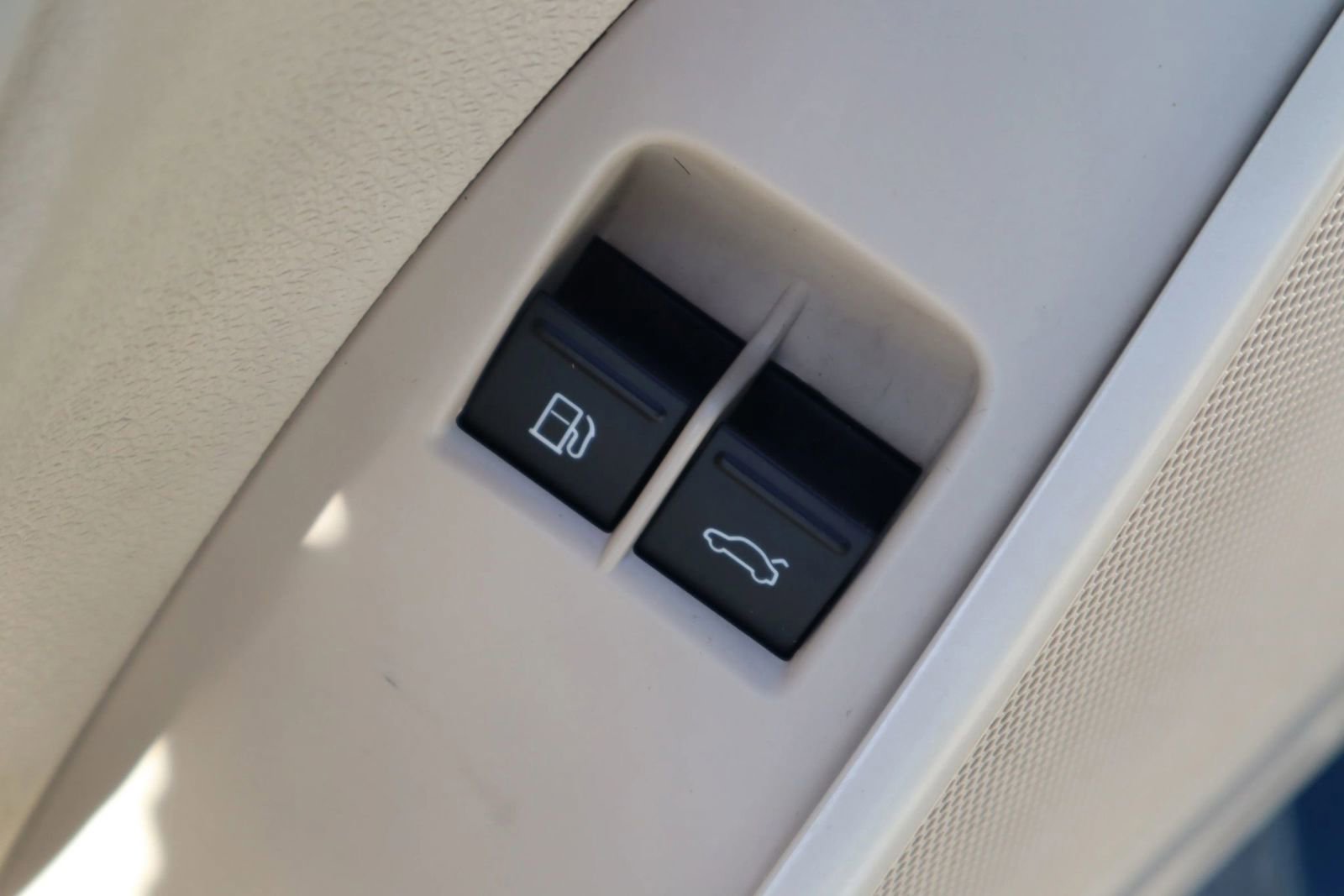 Used 2008 Volkswagen Eos Lux FWD image 23