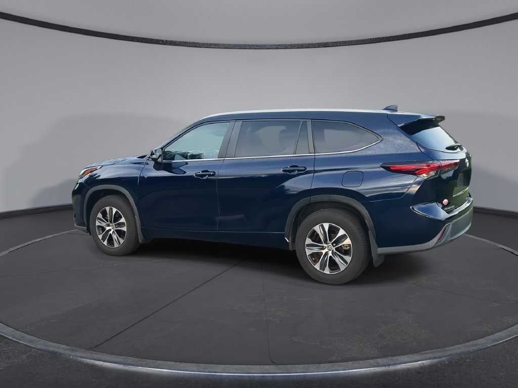 Used 2024 Toyota Highlander XLE FWD image 6