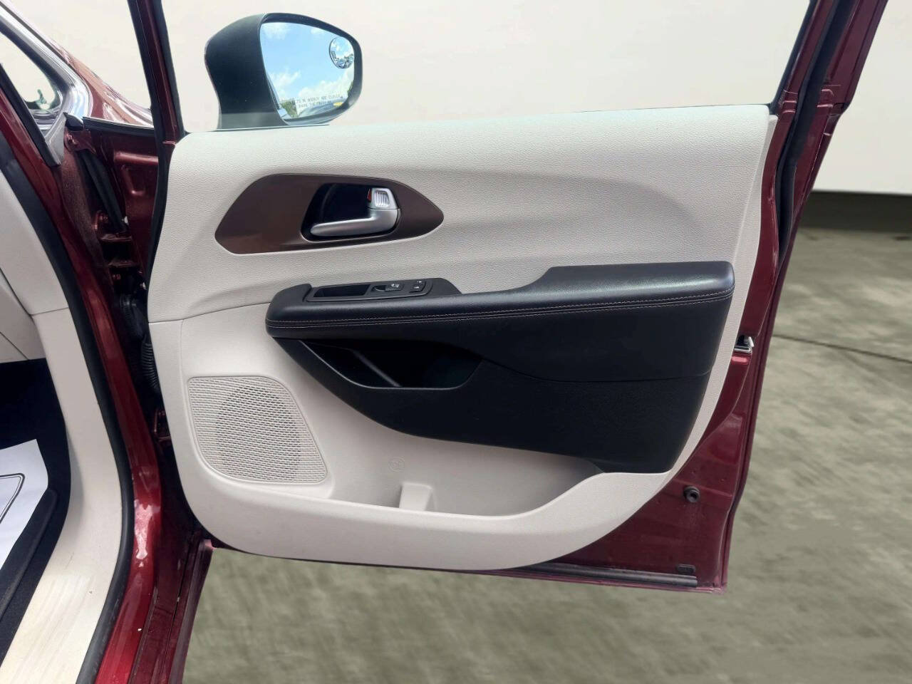 Used 2017 Chrysler Pacifica Touring FWD image 33