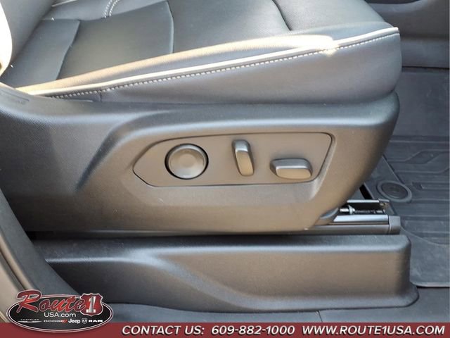 Used 2023 GMC Yukon XL SLT w/ SLT Premium Package image 17