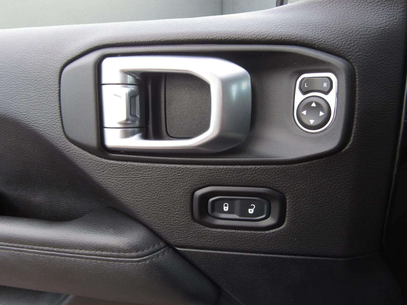 Used 2023 Jeep Wrangler Unlimited Sahara AWD/4WD image 22
