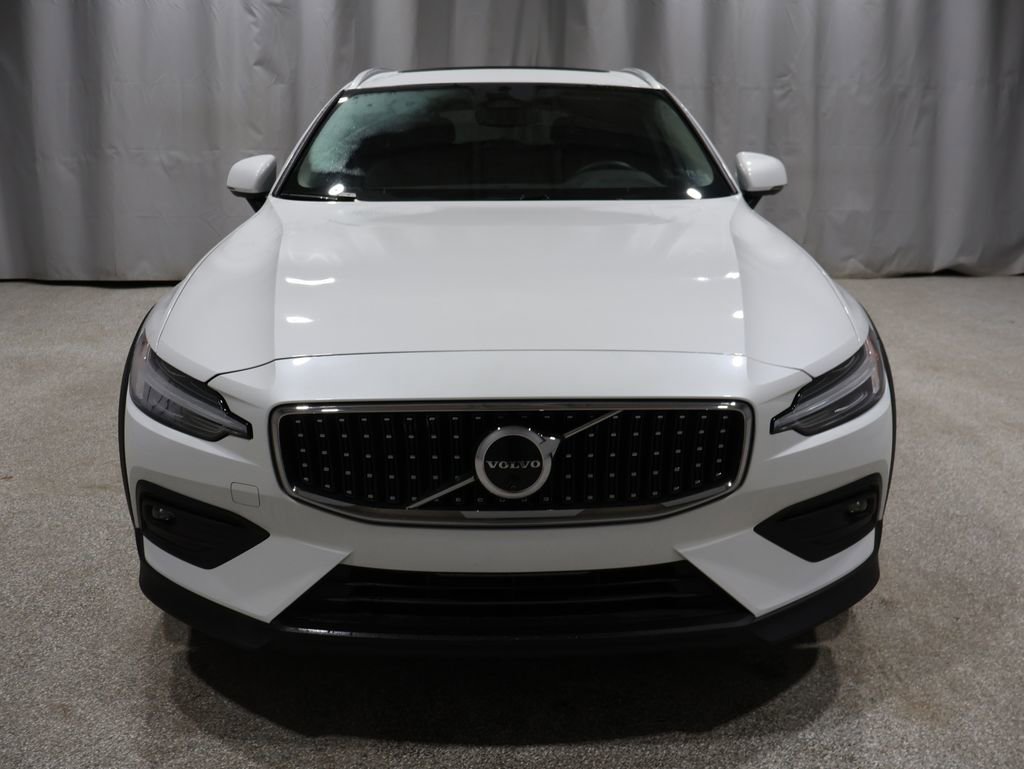 Used 2025 Volvo V60 B5 Cross Country Plus image 8