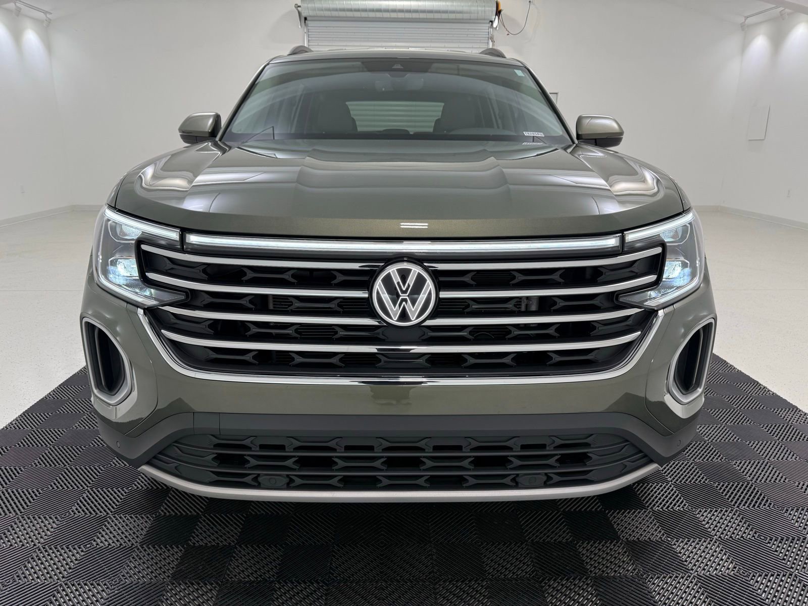 Used 2025 Volkswagen Atlas SE image 2