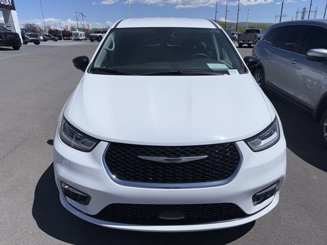 Used 2024 Chrysler Pacifica Touring-L image 2