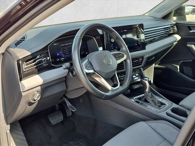 Used 2025 Volkswagen Jetta SE FWD image 10
