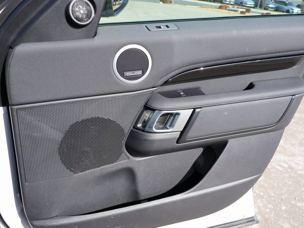 Used 2025 Land Rover Discovery S image 11