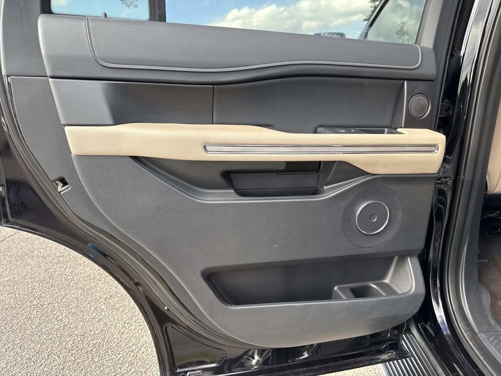 Used 2023 Ford Expedition Limited image 11