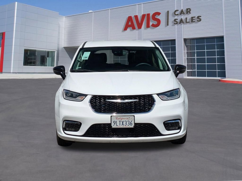 Used 2024 Chrysler Pacifica Touring-L image 2