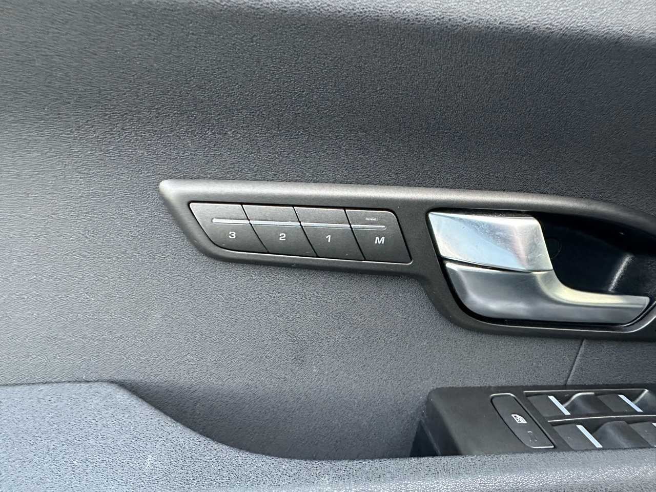 Used 2014 Land Rover Range Rover Evoque Pure image 32