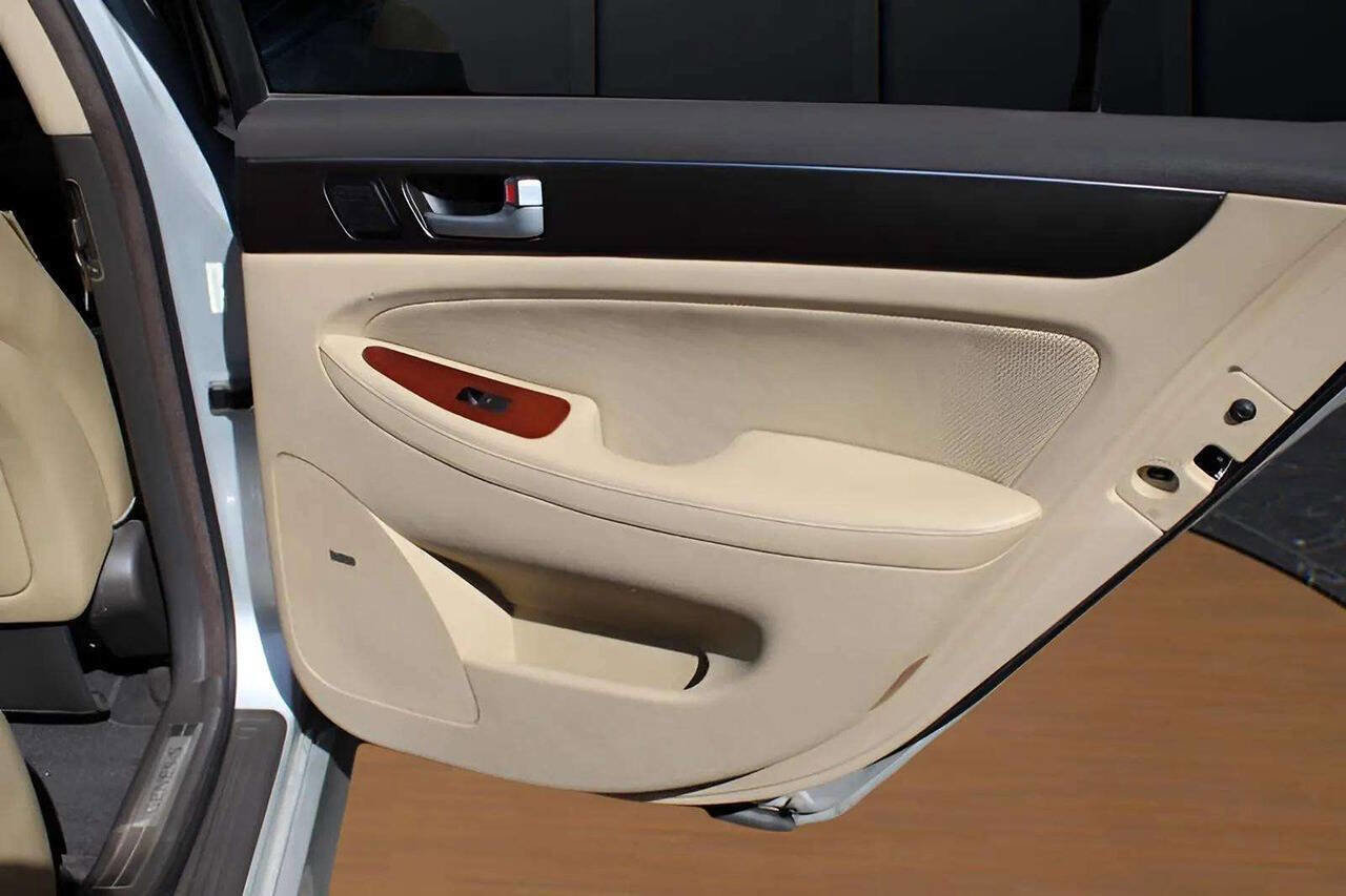 Used 2013 Hyundai Genesis 3.8 w/ Premium Pkg image 28