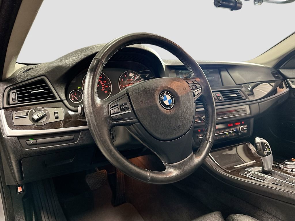 Used 2013 BMW 550i xDrive Sedan image 10