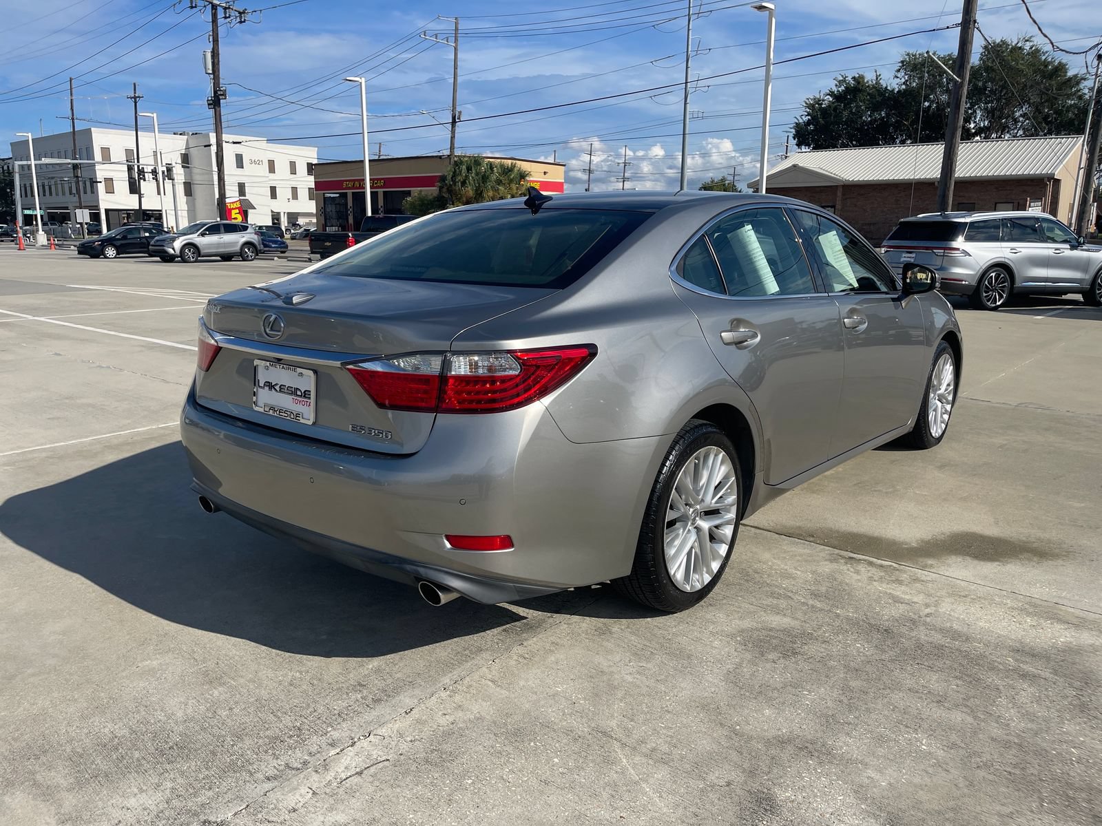 Used 2015 Lexus ES 350 w/ Ultra Luxury Package FWD image 5