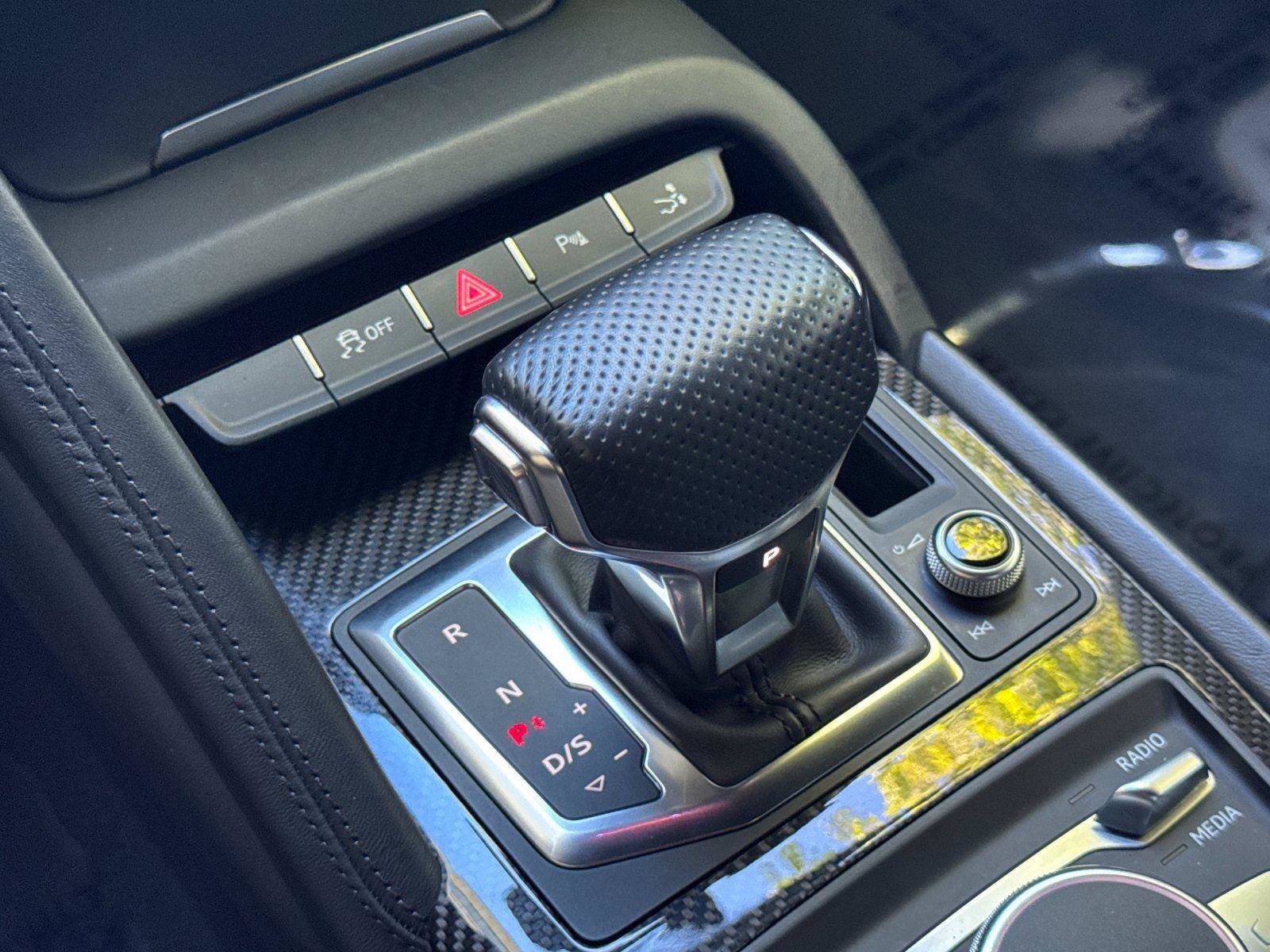 Used 2022 Audi R8 V10 w/ Premium Package RWD image 19