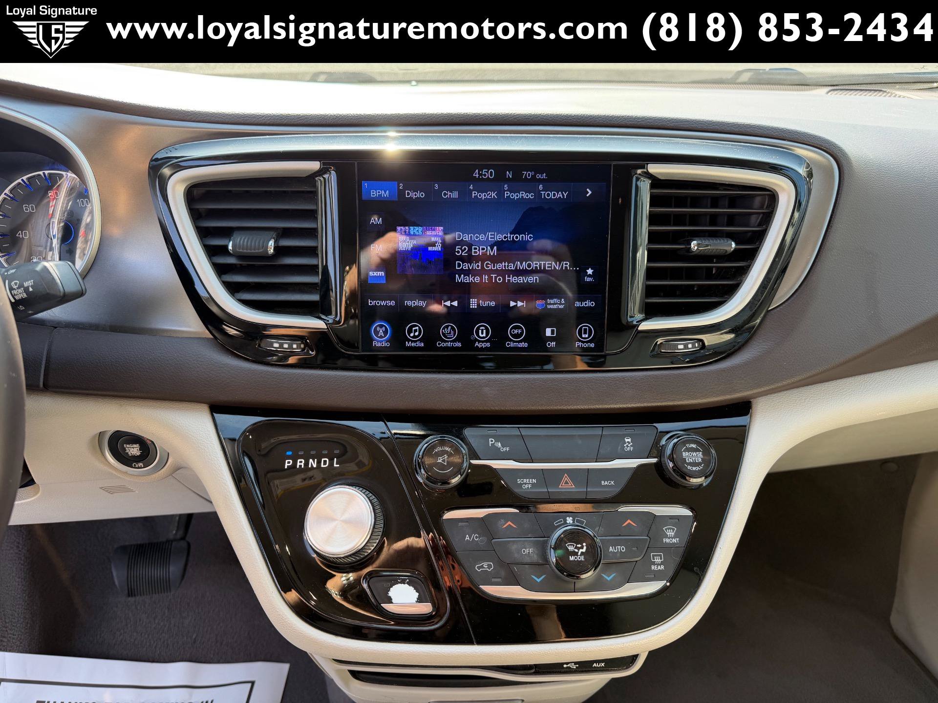 Used 2017 Chrysler Pacifica Touring-L w/ Tire & Wheel Group FWD image 26